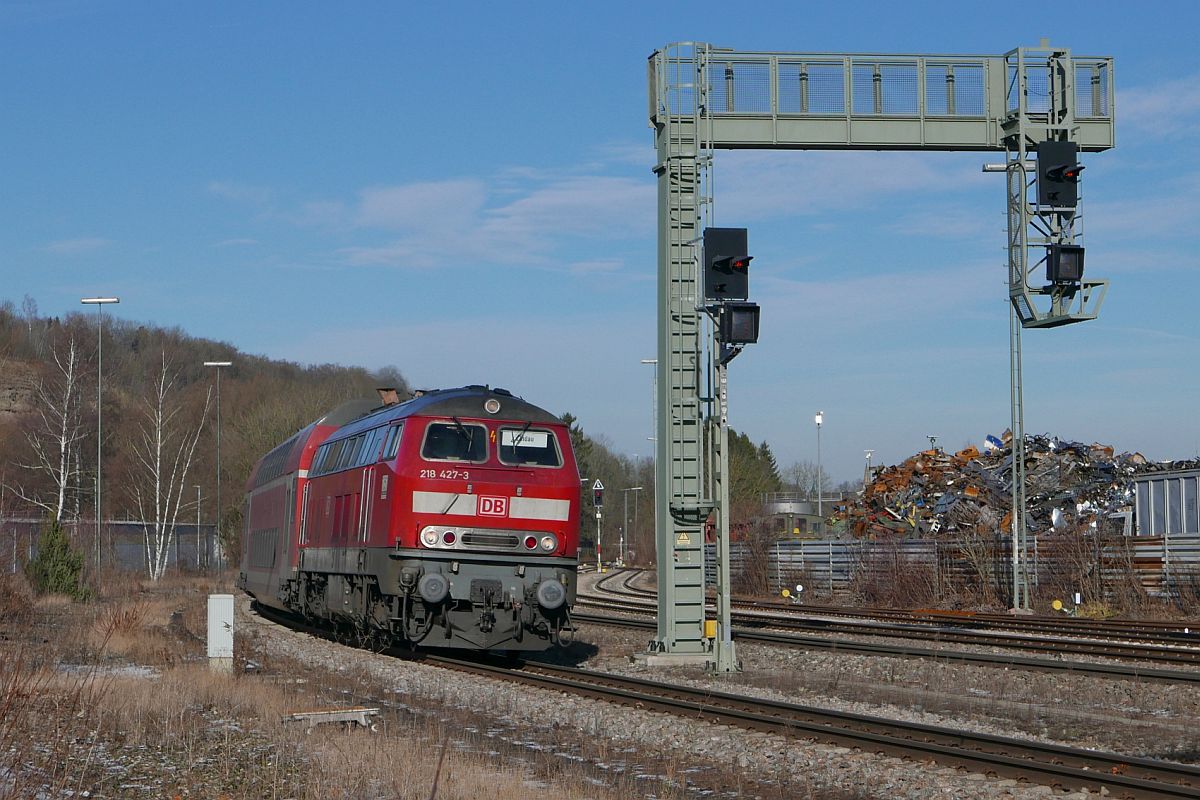 Über 39 Jahre im Betriebseinsatz (||) - 218 427-3 (Baujahr 1978) zieht am 13.12.2017 die Wagen des RE 4215, Stuttgart - Lindau, am Signalausleger in Biberach (Riß) vorbei