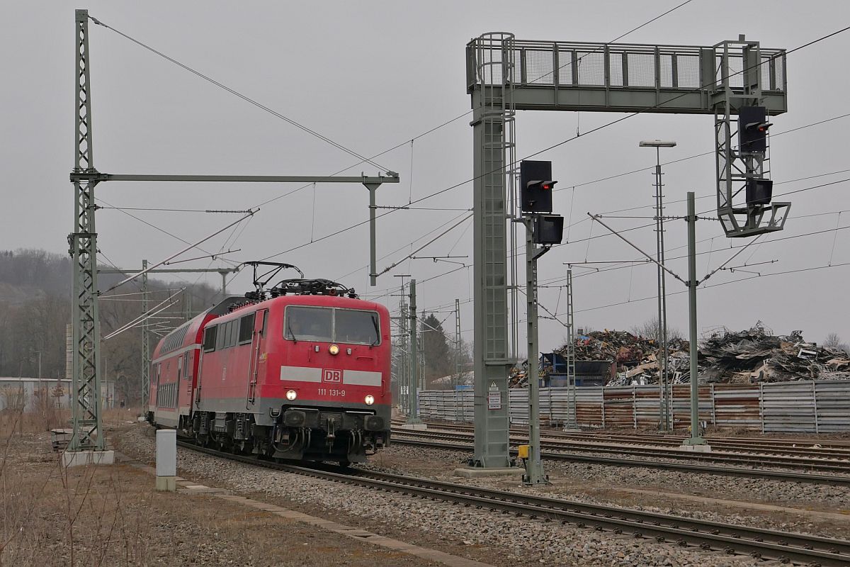 ber 39 Jahre im Betriebseinsatz (|) - 111 131-9 (Baujahr 1979) zieht am 16.03.2022 die Wagen des RE 5 /4215, Suttgart - Lindau (Reutin), am Signalausleger in Biberach (Ri) vorbei