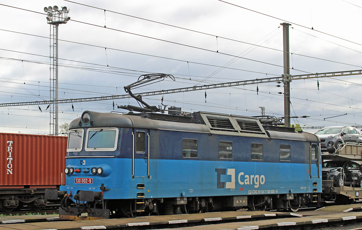 Über 40 Jahre älter als der Vectron ist die 130 002, die am 08.10.2017 einen Ganzzug mit PKW einer bekannten tschechischen Marke durch den Bahnhof Mělník zieht. Aber die 4 Jahrzehnte sieht man ihr nicht an, wer weiß, ob den modernen Loks auch solch eine lange Nutzungsdauer beschieden ist