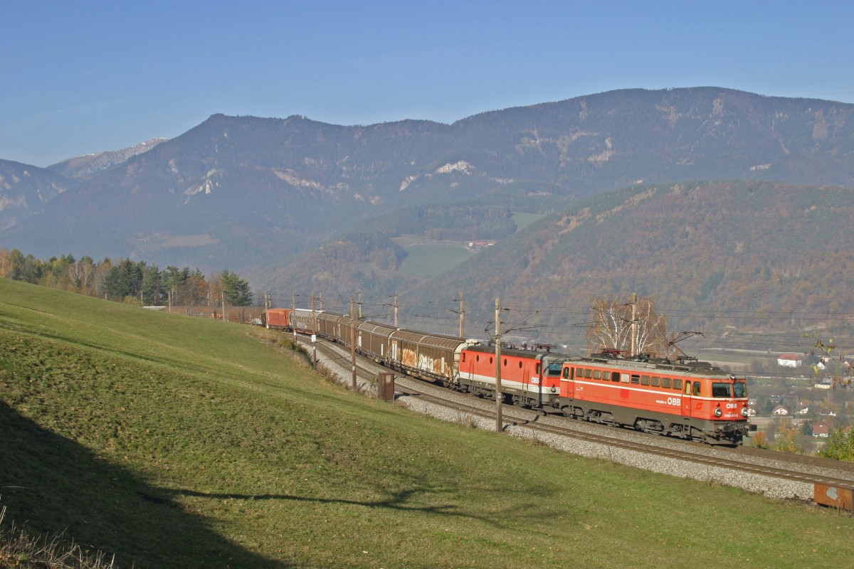 Über die Apfelwiese mit dem Schneeberg im Hintergrund, fahren am 4.11.15 1142.623+1144.067 mit G-55501.