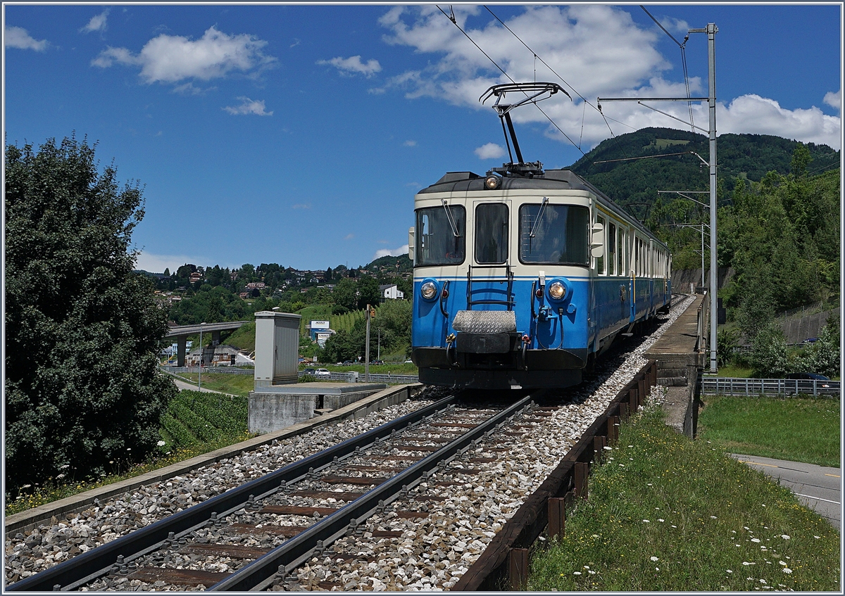 Über die Autobahn A 9 fahrend, erreicht der ABDe 8/8 Châtelard VD.
30. Juni 2017