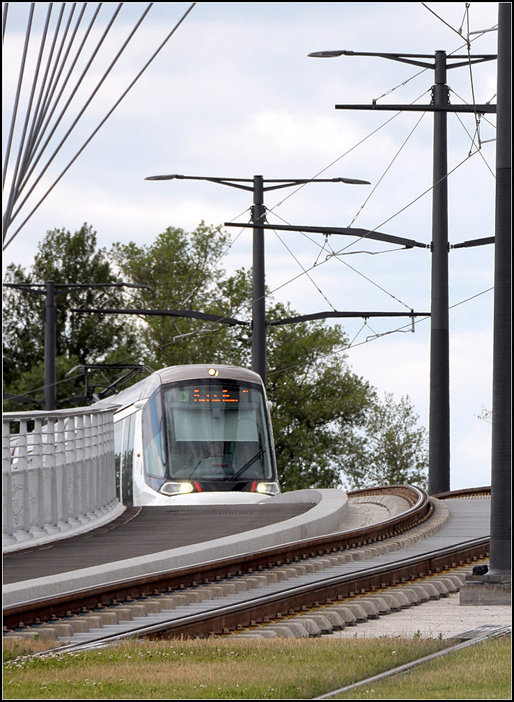 Über den Bassin Vauban I -

Straßburg Verlängerung Linie D, Brücke über den Bassin Vauban.

25.06.2017 (J)

