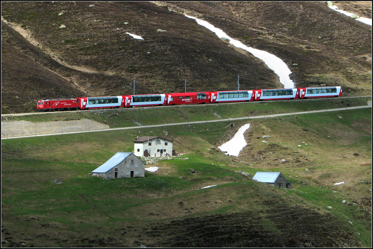 Über der Baumgrenze -

Der Glacier-Express zwischen dem Oberalppass und Nätchen. 

23.05.2008 (J)