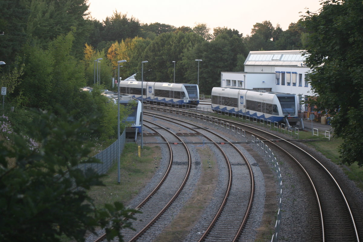 über eine Brücke konnte ich die Strecke von Heringsdorf nach Züssow überqueren. Hinter meinem Rücken verläuft die Strecke über einen weiten Bogen weiter nach Bansin, mein Blick schweift zum Betriebswerk Heringsdorf, wo gleich drei 646er abgestellt sind.

Bw Heringsdorf, 19.07.2018