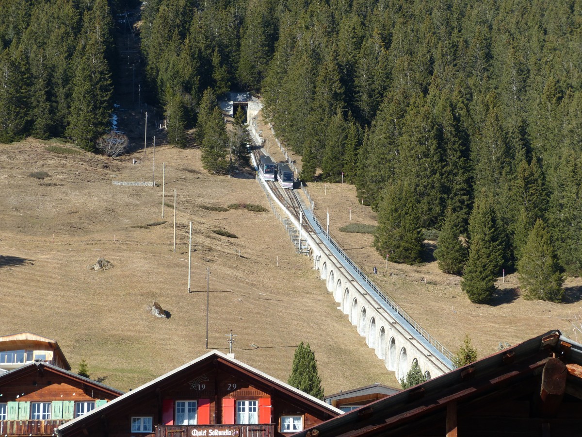 Über die Dächer geschaut: Sie Allmendhubelbahn am 29.12.2015 zwischen Mürren und dem Allmendhubel.