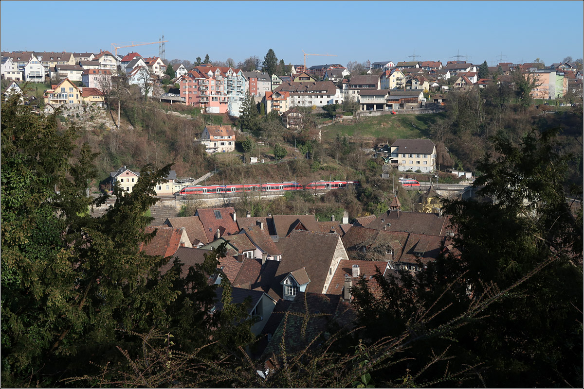 Über den Dächern der Altstadt - 

... von Laufenburg (CH) steht eine Talent-Doppeltraktion im Bahnhof Laufenburg (Baden). Blick von der Burg.

23.03.2022 (M)