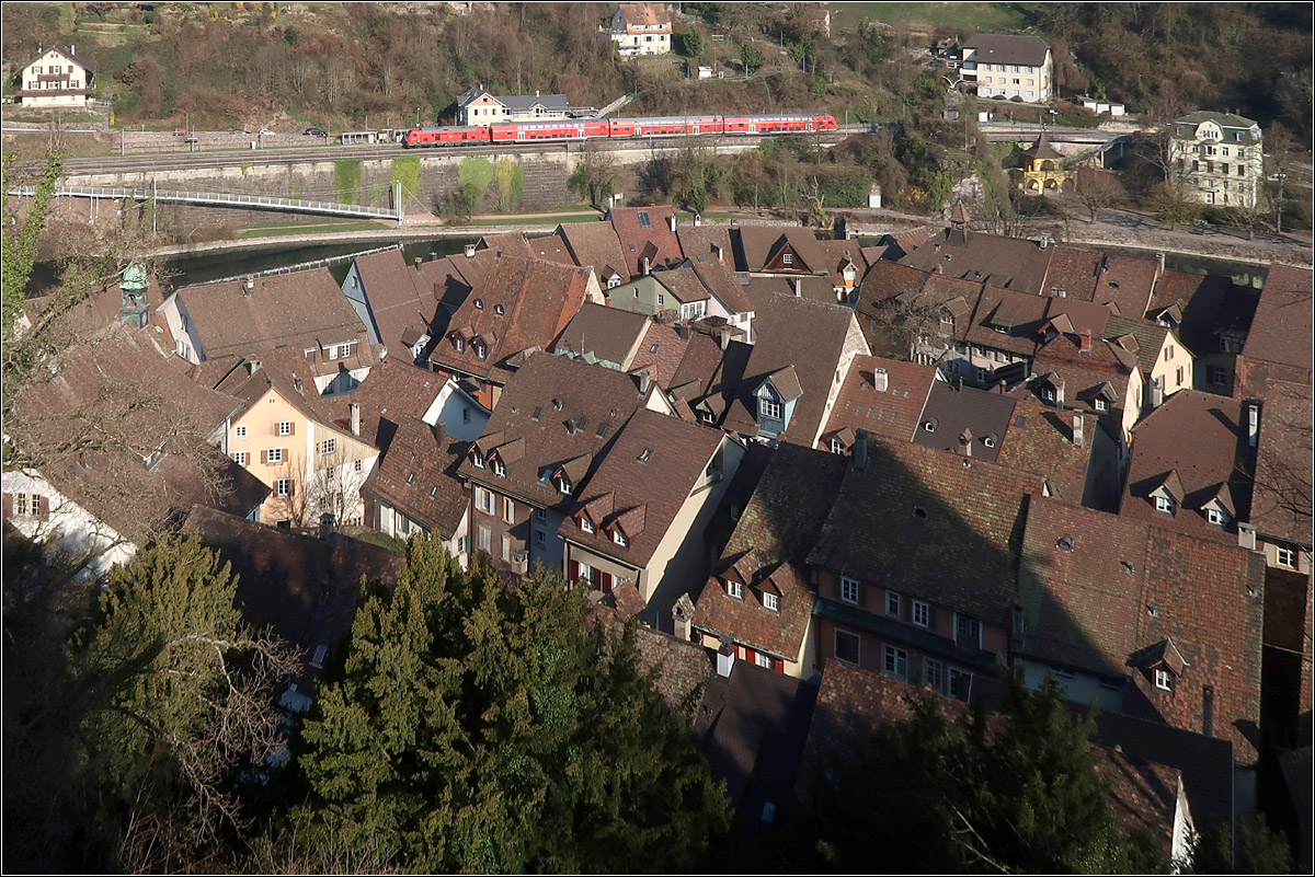 Über den Dächern der Altstadt - 

... von Laufenburg (CH) ist ein Dosto-Zug bei der Durchfahrt vom Bahnhof Laufenburg (Baden) zu sehen. Blick vom Burgturm.

23.03.2022