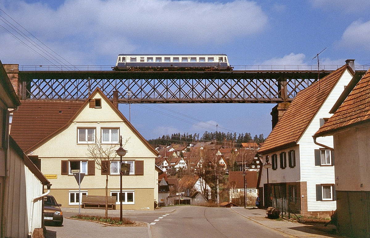 Über den Dächern von Wittlensweiler ist 627 002 am 7.7.1986 nach Freudenstadt unterwegs. 