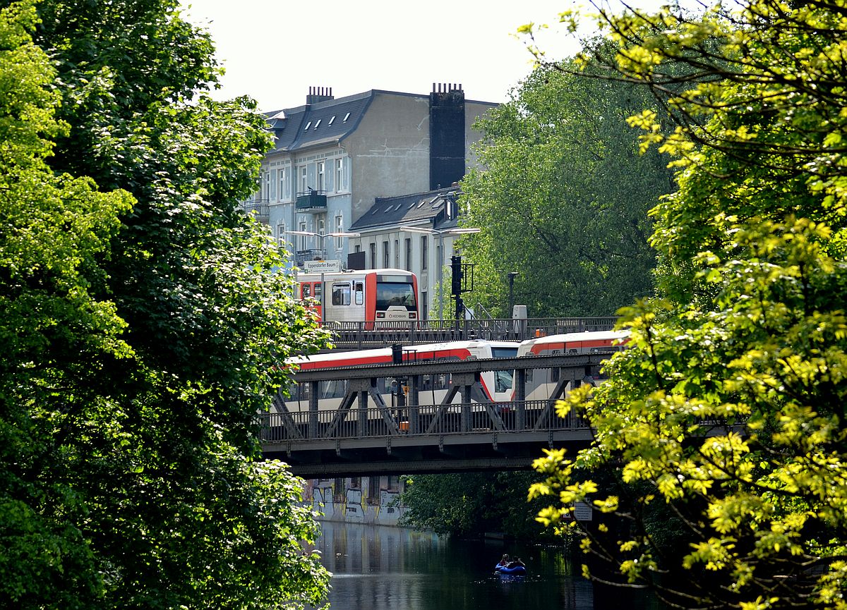 Über dem Hamburger Isebekkanal liegen die Brücken für die Haltestelle  Eppendorfer Baum  - im Hintergrund - und die Strecke Richtung Innenstadt der Linie U1 - im Vordergrund. 16.5.2014