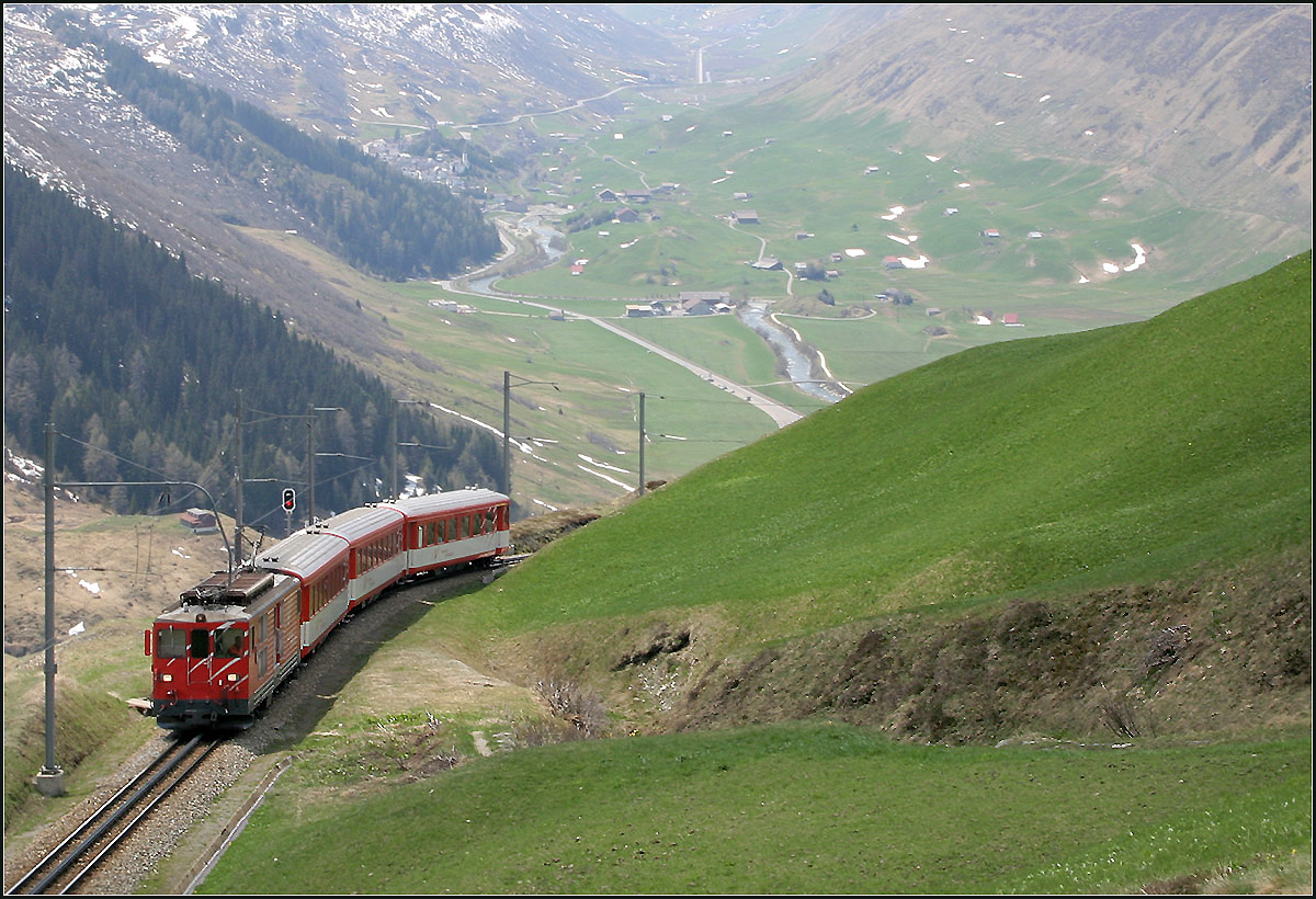 Über dem Reusstal -

... oberhalb von Andermatt, das hier allerdings verdeckt ist. Der Regionalzug erklimmt die Steigung nach Nätschen im Zahnstangenbetrieb.

11.05.2008 (M)