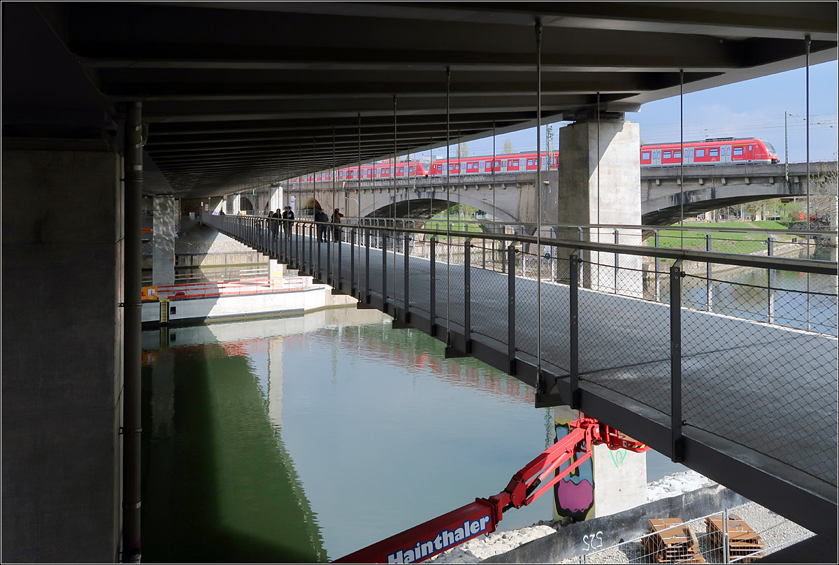 Über dem Steg fahren zukünftig die Züge -

... die dann allerdings für die Fußgänger im untergehängten Steg nicht mehr sichtbar sind. Der Steg wurde heute am 20.April 2021 für den Fußgänger- Radverkehr freigegeben und somit ein kleiner Teil der Umgestaltung im Zusammenhang mit dem großen Bahnprojektes seiner Bestimmung übergeben.

Stuttgart-Bad Cannstatt, 20.04.2021 (M)