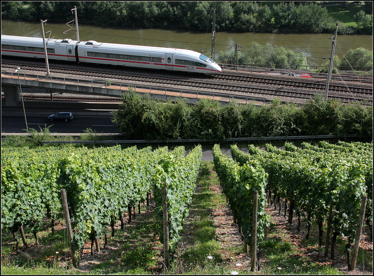 Über dem Weinberg ist unter dem Weinberg -

Ein ICE 3 kurz vor dem Würzburger Hauptbahnhof. Darunter eine unbekannte Lok.

01.08.2011 (M)