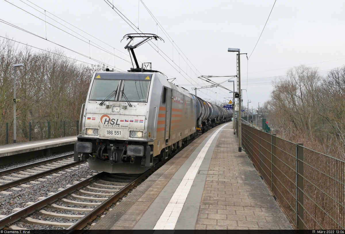 Über das Gegengleis wurde dieser Kesselzug mit 186 551-8 im Hp Magdeburg Herrenkrug geleitet, damit er dem umgeleiteten IC nach Leipzig Hbf nicht den Weg versperrt.

🧰 Railpool GmbH, vermietet an die HSL Logistik GmbH (HSL)
🕓 17.3.2022 | 13:06 Uhr
