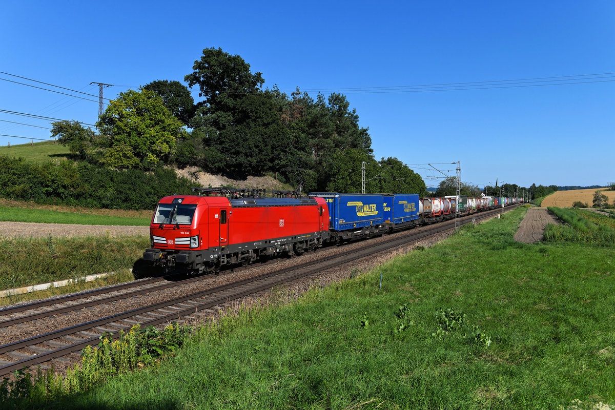 Über den gesamten Laufweg hinweg beförderte am 31. Juli 2020 der DB Vectron 193 346 den KLV-Zug KTE 42528 von Verona Q.E. nach Rotterdam Waalhaven. Bei Fahlenbach in der Hallertau fuhr mir die gut ausgelastete Leistung vor die Linse.