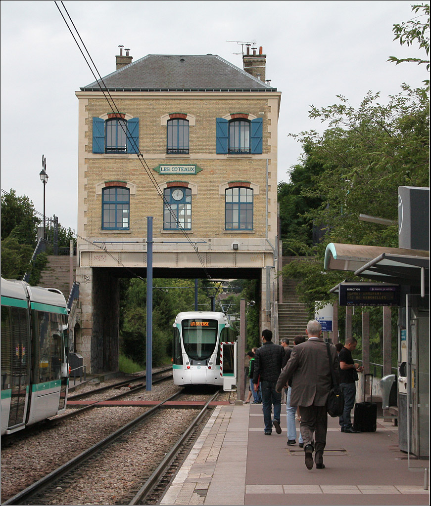 Über den Gleisen -

... liegt das ehemalige Bahnhofsgebäude an der Haltestelle 'Saint-Gloud Les Coteaux' an der zweiten neuen Straßenbahnlinie (T2) im Großraum Paris. Die T2 ersetzt hier eine frühere Bahnstrecke.

20.07.2012 (M)