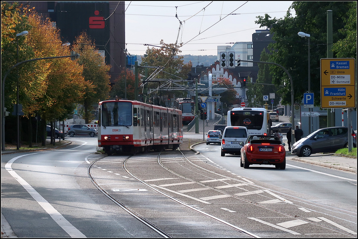 Über den Gleiswechsel -

Ein Stadtbahnwagen B der Linie U47 verlässt die Endstation Aplebeck und wechselt über ein kurzes eingleisiges Stück die Gleise.

Dortmund, 15.10.2019 (M)