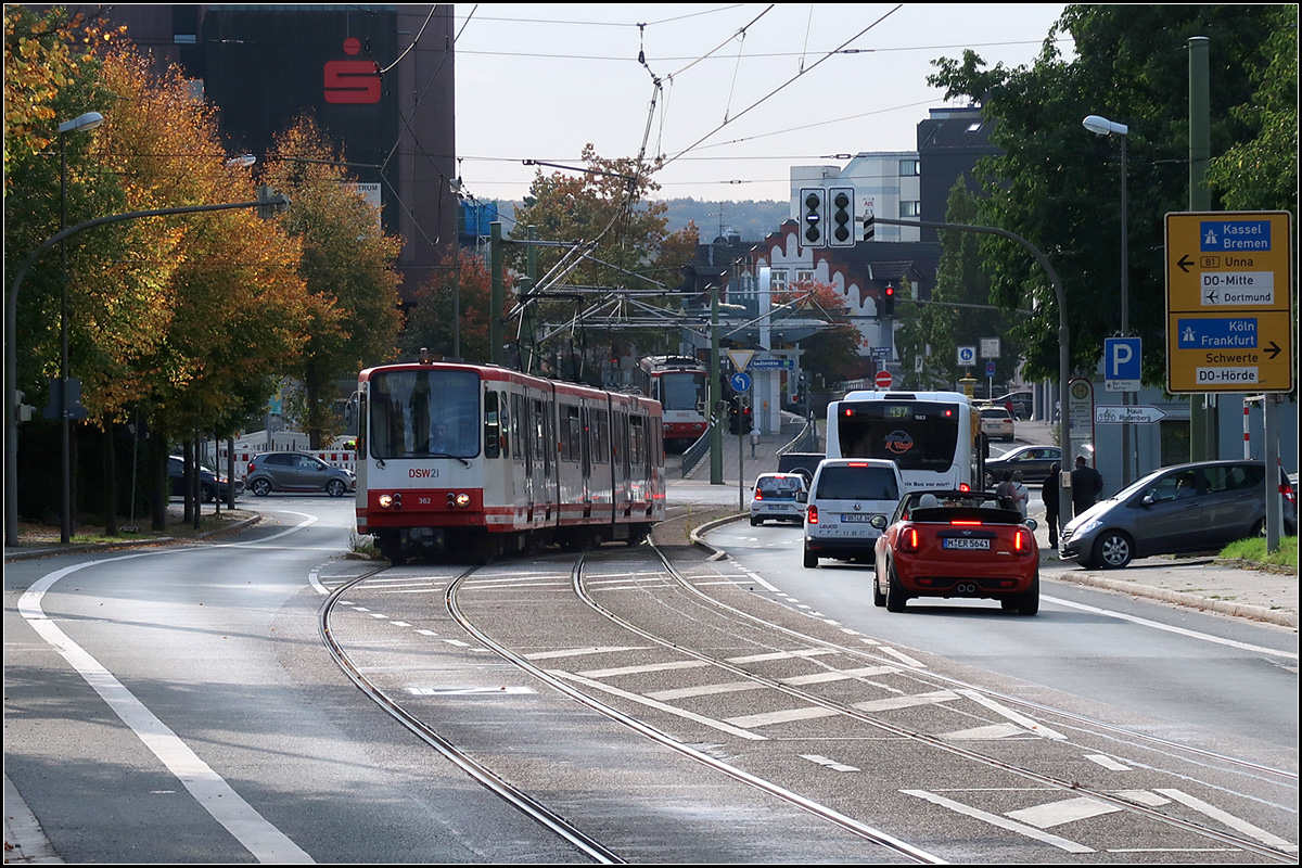 Über den Gleiswechsel -

Ein Stadtbahnwagen B der Linie U47 verlässt die Endstation Aplebeck und wechselt über ein kurzes eingleisiges Stück die Gleise.

Dortmund, 15.10.2019 (M)