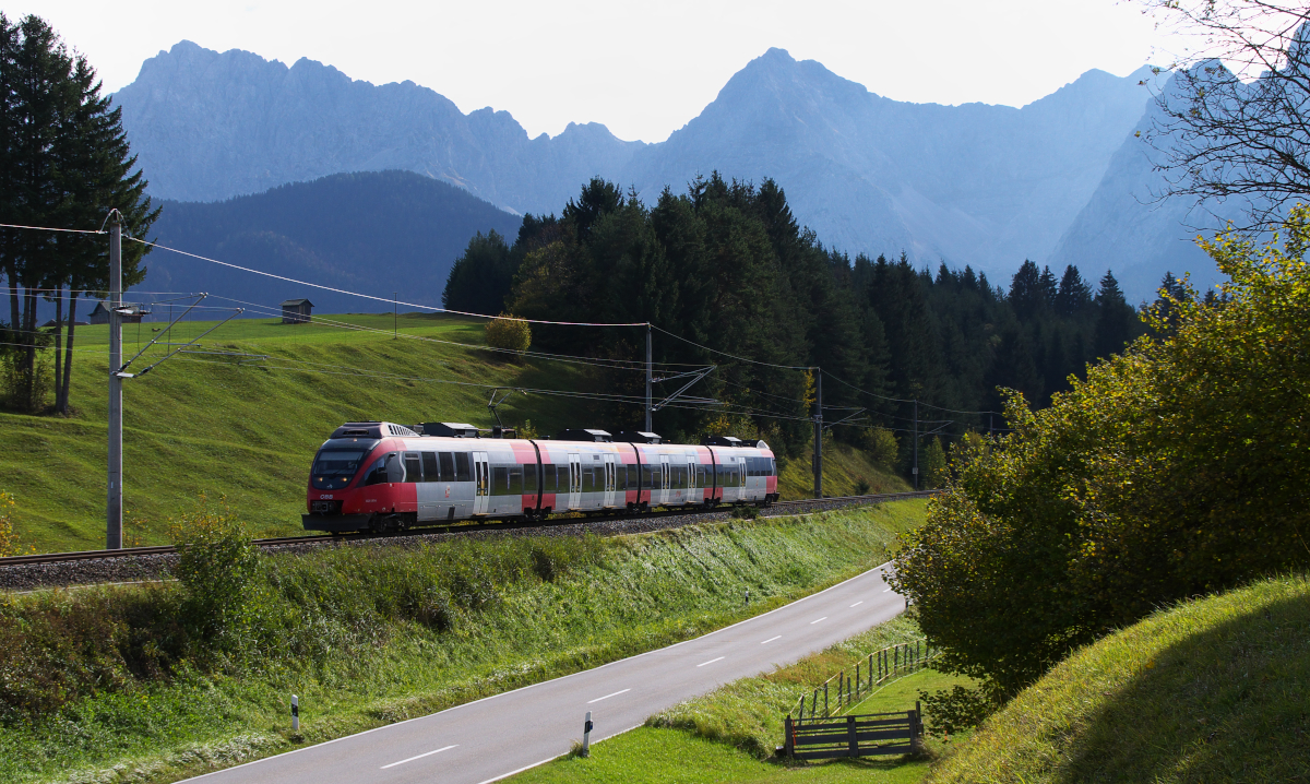 Über die Grenze kommen die Talent Triebwagen der ÖBB Baureihe 4024. Die Relation Innsbruck - Garmisch-Partenkirchen hat der Triebwagen fast zurück gelegt. Gleich wird vorher noch im Bahnhof Klais gehalten. Hier kommt der REX (in Österreich) gerade die Schmalenseehöhe hinunter. Wir waren mit dem ÖBB Talent nach Innsbruck gefahren und mit dem DB Talent nach München. Die Werdenfels Hamsterbäckchen sind wesentlich besser gepolstert als die ÖBB Triebwagen im Tirol Takt. Bahnstrecke 5504 München Hbf. - Mittenwald Grenze an der St2542 am 07.10.2014