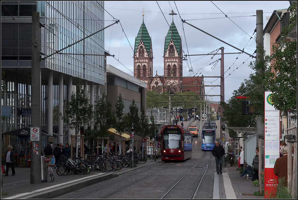 Über den Hauptbahnhof hinweg in den Freiburger Westen -

1983 wurde die erste Straßenbahn-Neubaustrecke in Freiburg eröffnet. Seither wurde das Netz ständig erweitert. Die erste neue Strecke hatte ihren Ausgangspunkt an der Haltestelle Staatstheater. Von der bestehenden Strecke in der Bertoldstraße wurde eine Rampe hinauf zu einer Brücke über die Gleise hinweg geschaffen und damit die Stadtteile Stühlinger und Betzenhausen auf direktem Weg mit der Innenstadt verbunden. Im Hintergrund der Aufnahme ist die Rampe erkennbar.

07.10.2019 (M)