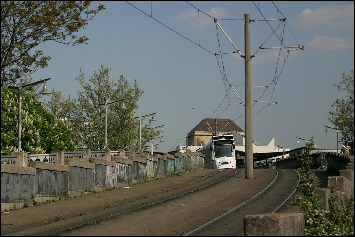 Über den Hauptbahnhof hinweg in den Freiburger Westen -

Die Combino-Tram wird gleich die Rampe hinabrollen in Richtung Stühlinger.

11.05.2006 (M)