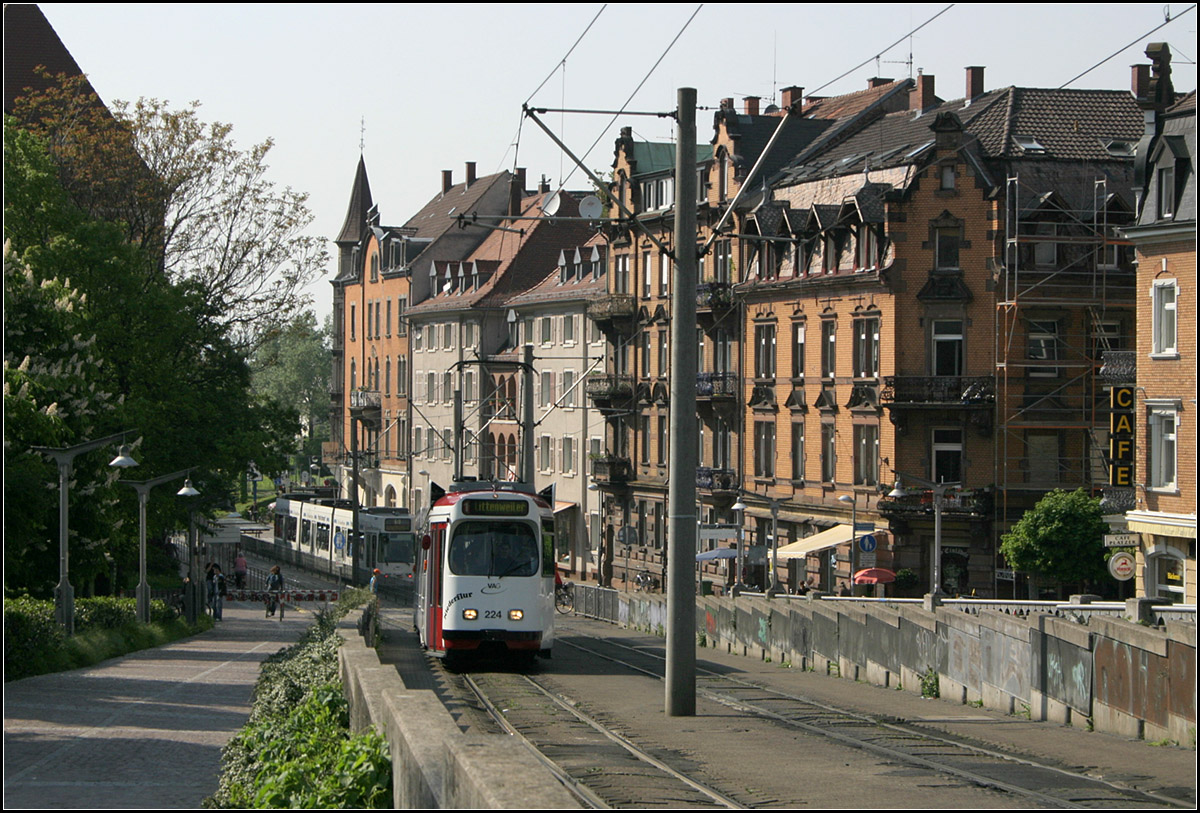 Über den Hauptbahnhof hinweg in den Freiburger Westen -

Die westliche Auffahrtsrampe zur Stühlinger Brücke über die Gleise des Hauptbahnhofes. Im Hintergrund die Haltestelle Eschholzstraße.

11.05.2006 (M)