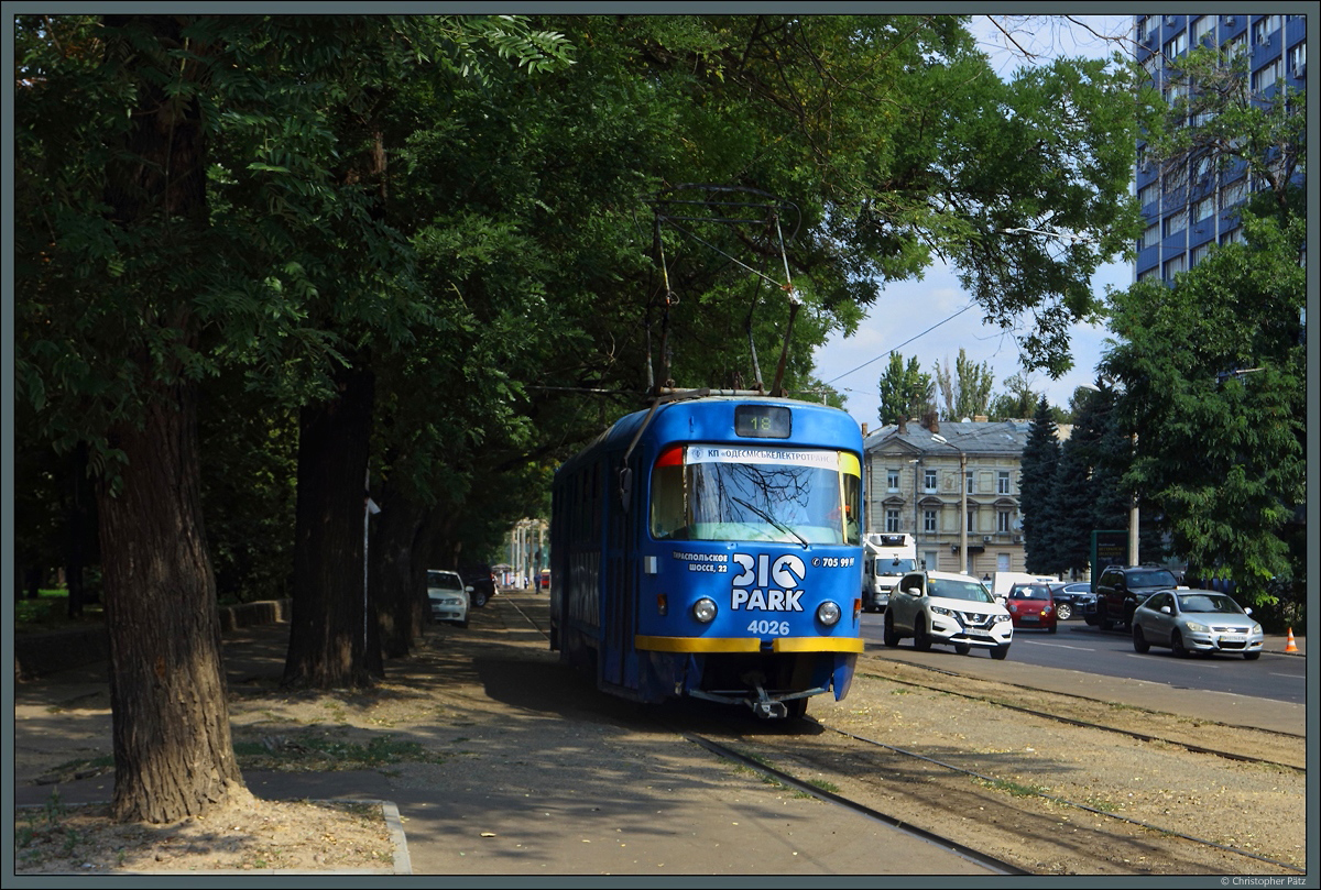 Über holprige Gleise rollt Tatra 4026 (mit Werbung für den Biopark) entlang der Kanatna-Straße in Odessa. (06.09.2019)