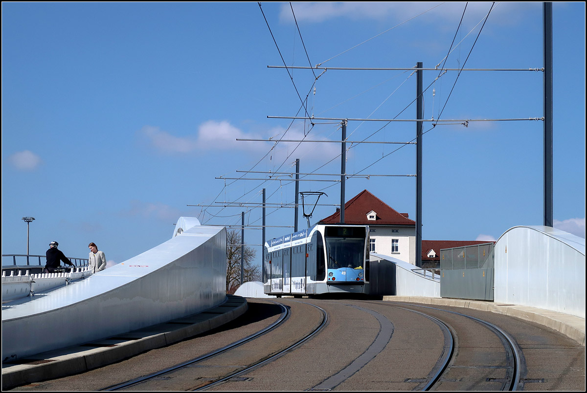 Über die Kienlesbergbrücke -

Nachschuss auf eine Combino-Straßenbahn der Ulmer Linie 2 auf der Kienlesbergbrücke.

28.03.2019 (M)