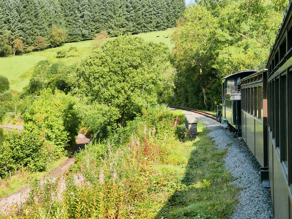 Über eine kleine Brücke mit der Brecon Mountain Railway bei Pontsticill, Wales, 15.9.2016
