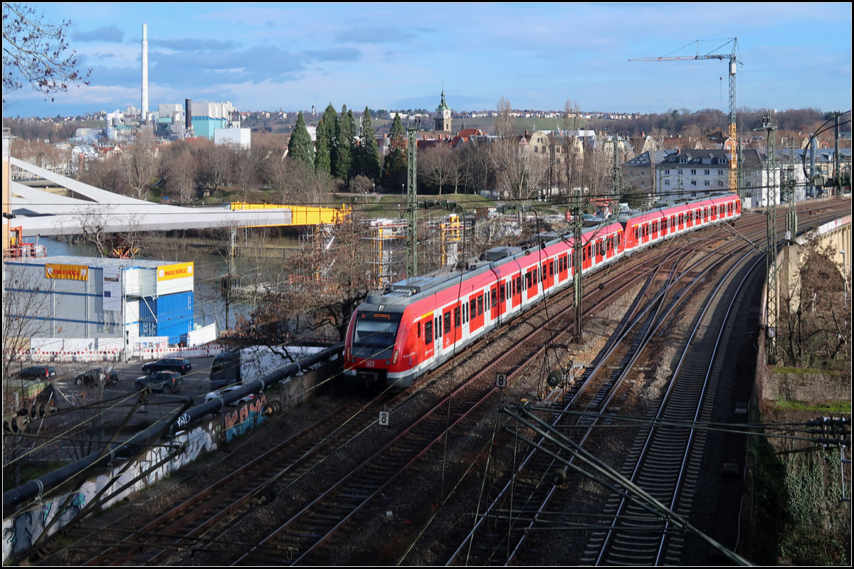 Über den Neckar - heute und in Zukunft -

Neckarbrücke in Stuttgart Bad Cannstatt mit einem Zug der Linie S1 vom Portal des aktuellen Rosensteintunnels aus gesehen. Links im Bild sind die ersten Stahlsegel der neuen Bahnbrücke erkennbar. Diese werden im Taktschiebeverfahren über den Neckar geschoben.

26.12.2017 (M)