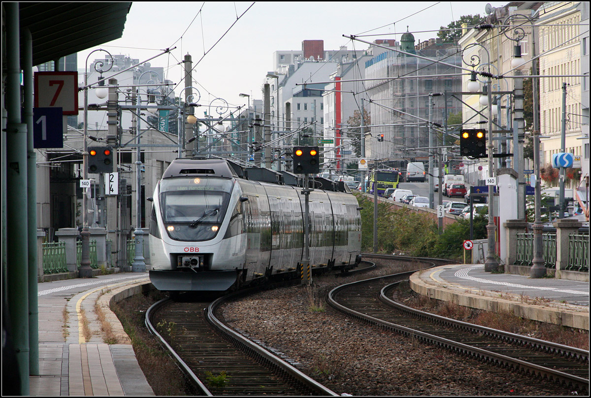 Über S-Kurven in die Station -

Einfahrender Zug der Wiener S-Bahnlinie S45 in die Station Ottakring. Hier kann in  die U3 umgestiegen werden. Die S45 befährt die Vorortelinie der ehemaligen Wiener Stadtbahn. Im Gegensatz zu den anderen Strecken der Stadtbahn, die zur U-Bahn (U4, U6) umgebaut wurden, wurde dieser Teil in das Schnellbahnnetz integriert.

08.10.2016 (M)