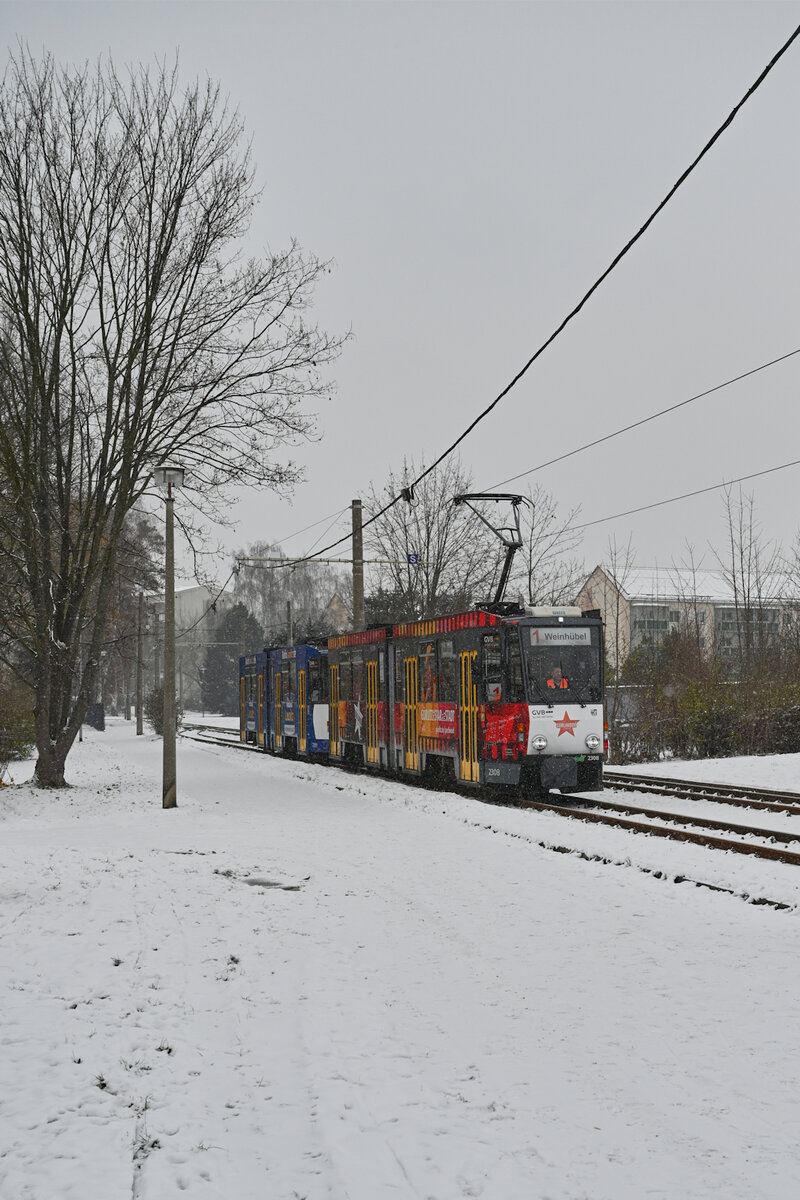 Über Schnee wurden sicher schon viele Filme gedreht. Hier ist aber der Görlitzer KT4D 2308 mit Görliwood-Werbung der Star im Schneegestöber, der am 02.12.2023 mit einem weiteren KT4D die Haltestelle Weinhübel Mitte erreichte.