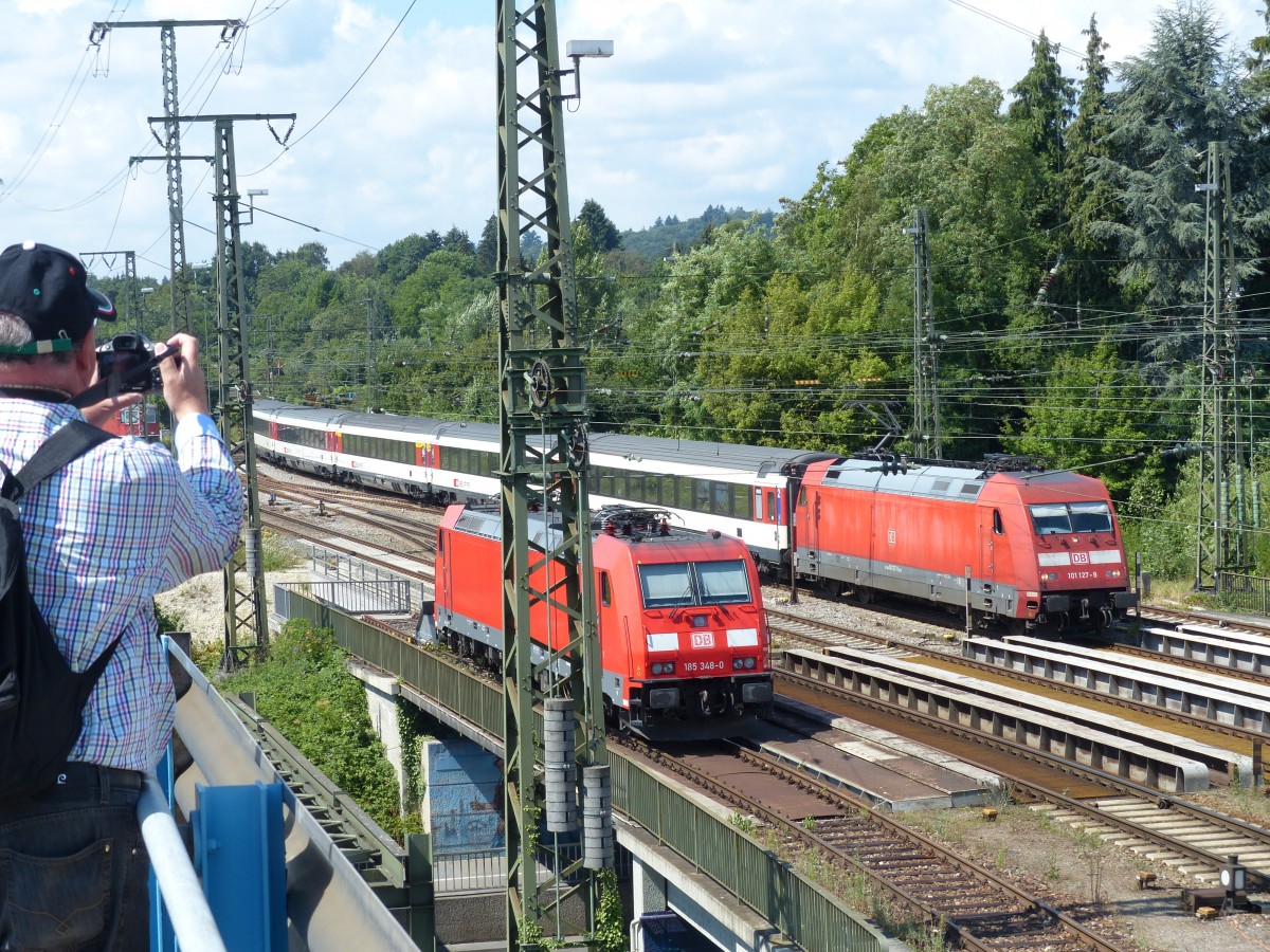 Über die Schulter geschaut. Walter hält den ankommenden Intercity fest - als Foto, versteht sich. 2.8.2015