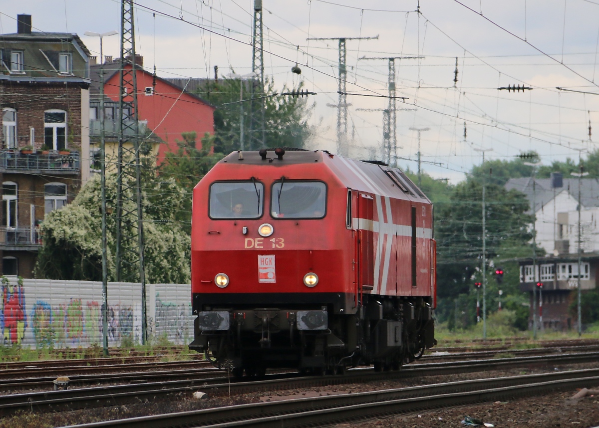 Über eine Sichtung der 240 003-4 (DE 13) der HGK freut sich der Fotograf bei einem Besuch in Köln West auch immer. Aufgenommen am 15.07.2014.