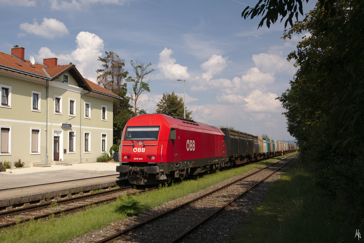 Über den Sommer mussten die Güterzüge der Nordwestbahn von Zellerndorf über die Pulkautalbahn nach Laa und von dort nach Wien umgeleitet werden. Das Bild zeigt so einen umgeleiteten Güterzug mit dem 2016.098 im Bahnhof Laa a.d. Thaya Stadt. (14.06.2020)