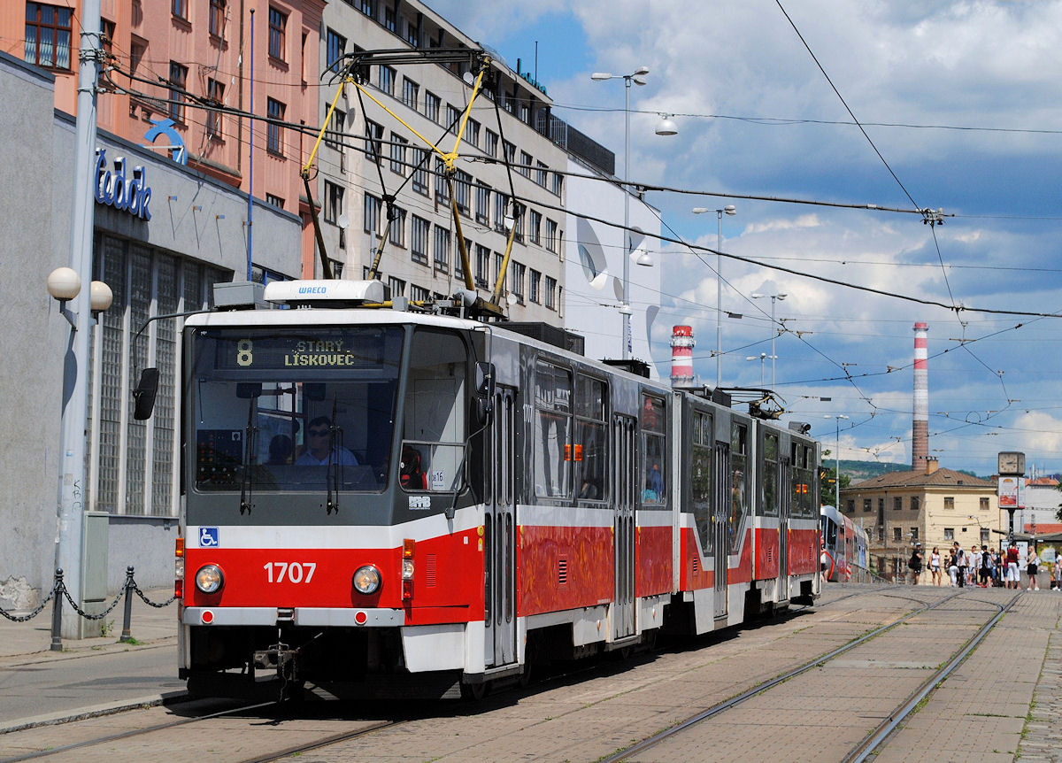Über die Strecke der Linie 2 umgeleiteter Tw.1707 der Linie 8 in der Nadrazni. (18.06.2016)