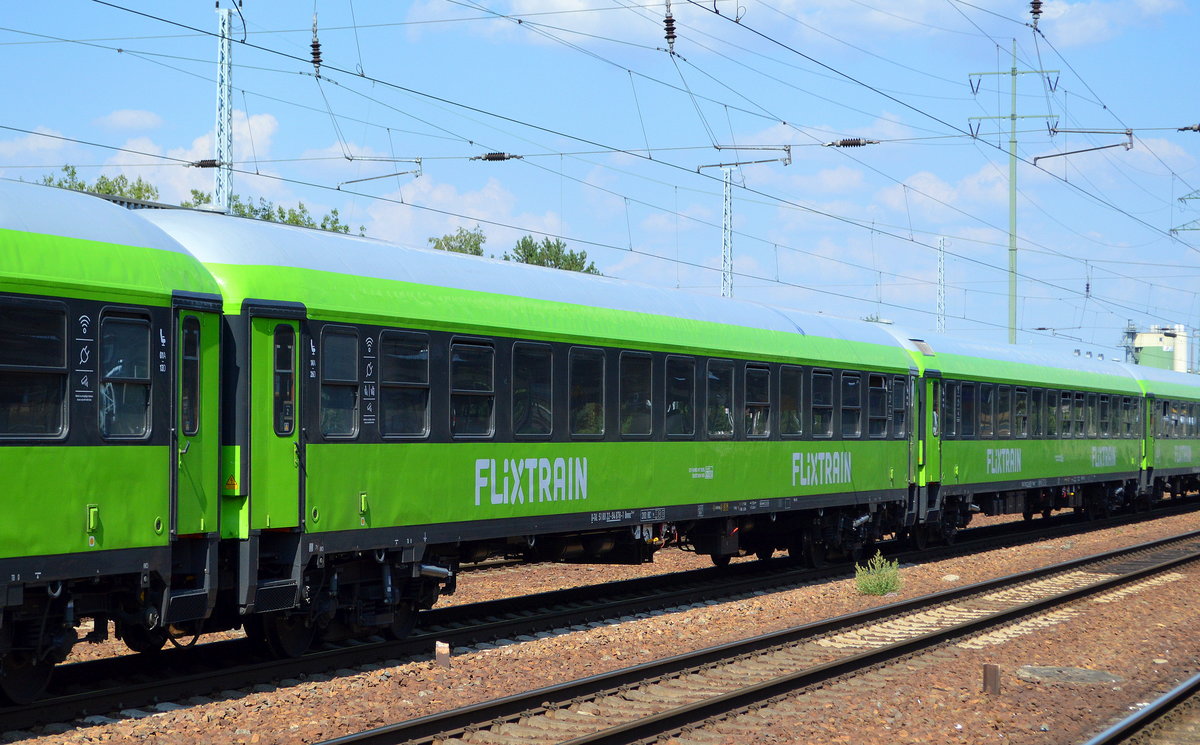 Über die Talbot-Services GmbH hat Flixtrain ganz neue Personenwagen angemietet, hier im Bild der Wagen mit der Nr. D-TAL 51 80 22-94 878-1 Bmmz 264.4F am 17.08.20 Bf. Flughafen Berlin Schönefeld.