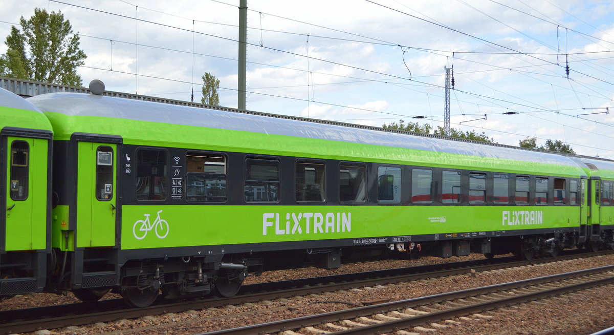 Über die Talbot-Services GmbH hat Flixtrain ganz neue Personenwagen angemietet, hier im Bild der Wagen mit der Nr. D-TAL 51 80 84-90 024-1 Bmmdz 268.7F am 20.08.20 Bf. Flughafen Berlin Schönefeld.