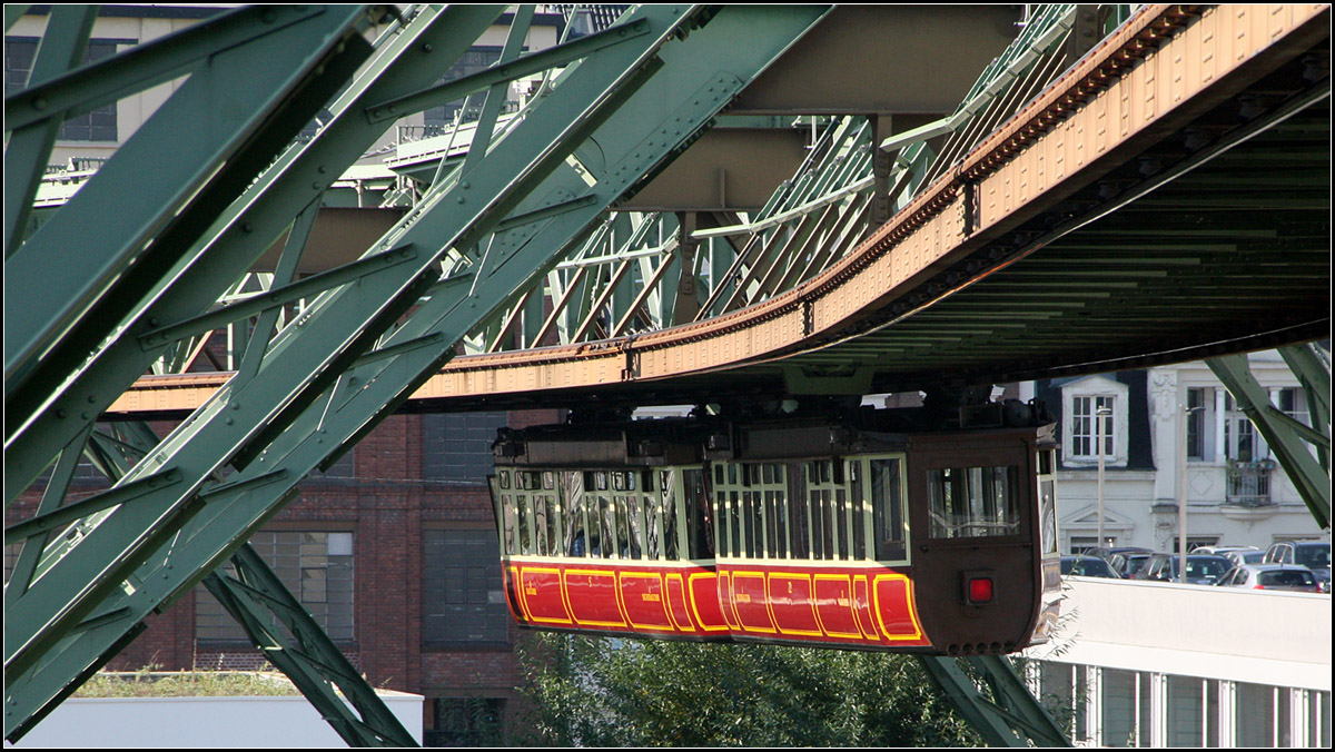Über der Wupper -

... und nicht über die Wupper. Ein feiner Unterschied.

Der historische Kaiserwagen hat die Station Robert-Daum-Platz in Richtung Vohwinkel verlassen.

04.10.2014 (M)
