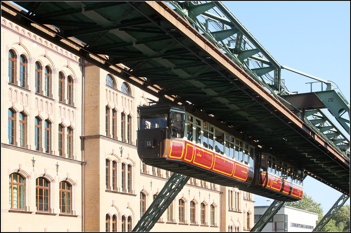 Über der Wupper - 

Der historische Kaiserwagen Nr. 5, Kurs-Nr. 14 wird gleich in die Haltestelle Robert-Daum-Platz einfahren.

04.10.2014 (M)