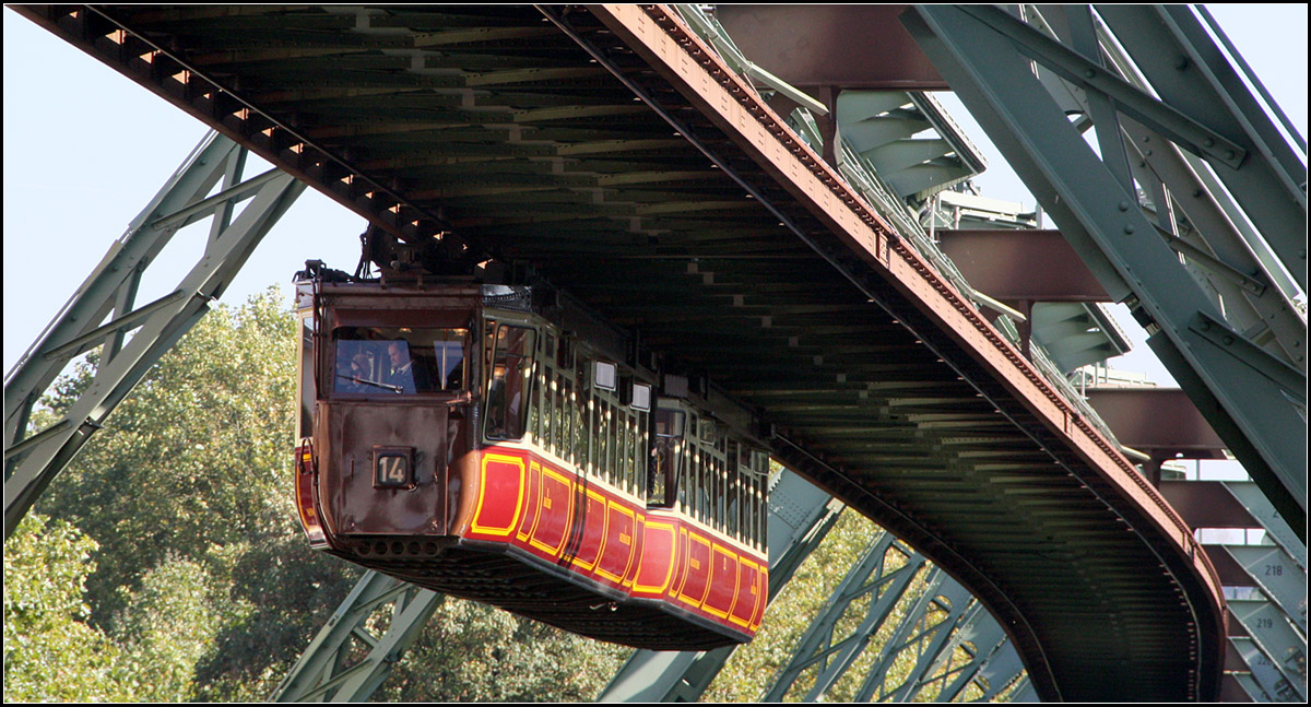 Über der Wupper -

Der historische Kaiserwagen kurz vor der Station Robert-Daum-Platz. Baujahr des Wagen ist das Jahr 1900. Kaiserwagen nennt er sich deshalb, da Kaiser Wilhelm II und seine Gemahlin Auguste Viktoria mit dieser Bahn am 24. Oktober 1900 eine Schwebe-Fahrt über der Wupper unternahmen.

04.10.2014 (M)