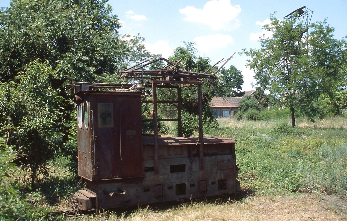 Überall auf dem Gelände des stillgelegten Kohlebergwerks Aleksinac erinnern Reste wie diese 760 mm-E-Lok an den früheren Bergbaubetrieb (Juni 2000)