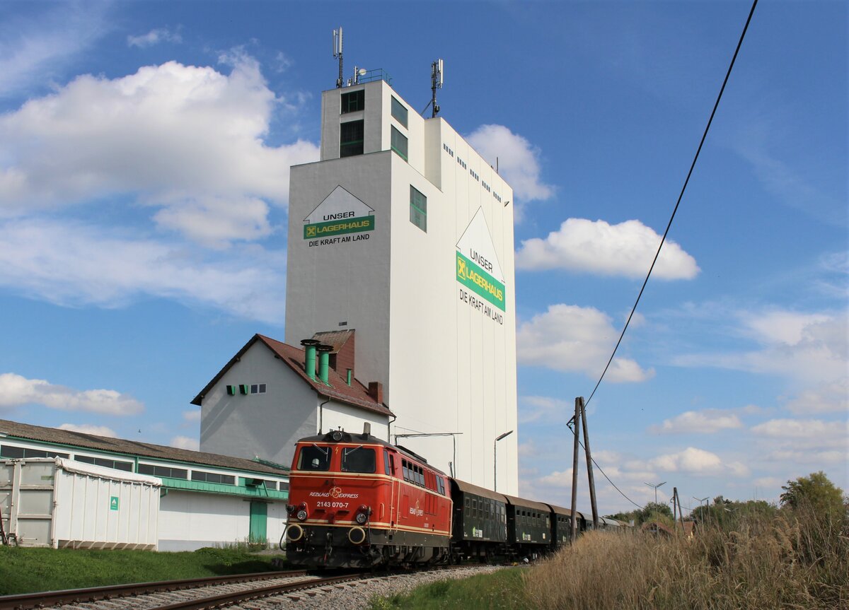 Überall im ländlichen Bereich von Niederösterreich stehen meistens bei Bahnhöfen hohe weiße Silotürme der Firma Lagerhaus und kennzeichen diese weit hin Sichtbar.
So auch beim Bahnhof Langau den die 2143 070 mit dem R16972 am 3.9.2022 von Retz nach Drosendorf verlässt.