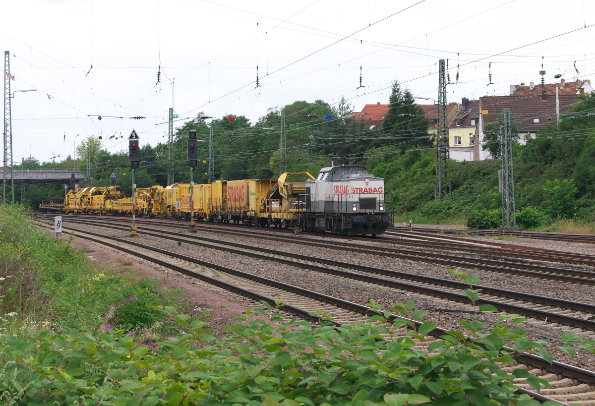 Überall im Netz der DB wird gebaut, lange Zeit wurde auch die Infrastruktur vernachlässigt. So haben auch Gleisbauzüge Hochkonjunktur. STRABAG V 100 (Ost) 203 166 ( 92 80 1203 166-4 D-STRA ) kommt aus Richtung Völklingen und wird in Saarbrücken - Burbach die Saarstrecke wohl über die Verbindungskurve zur Fischbachtalbahn verlassen.
Bahnstrecke 3242 Saarbrücken Schleifmühle - Saarbrücken Burbach am 28.07.2017