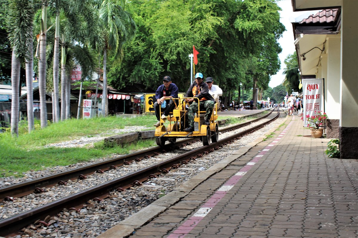 Überascht von der Drainsine: SRT Draisine durchfährt den Bahnhof Saphan Kwai Yai. Sie wird dann vor dem Bahnübergang, der gerade in der Nähe liegt, von das Personal hinausgeschleppt.
6. August 2017