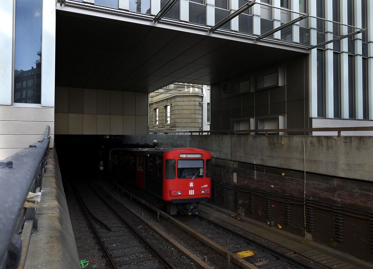 Überbau: in der Hamburger Innenstadt - gegenüber der Börse - hat die Handelskammer ein neues Gebäude errichtet, direkt über dem Tunnelmund der Linie U3. Der Zug fährt in Richtung  Rathaus . 23.2.2014