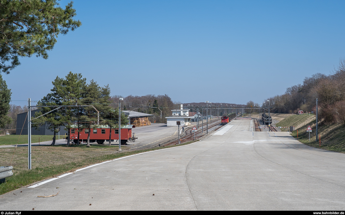 Überblick über den ausschliesslich Militärtransporten dienenden Bahnhof von Bure am 29. März 2019. Auf dem rechten Stumpengleis eine Reihe kurz vorher angekommener Panzer, an der Rampe der Armee-eigene Te 216 924 mit einer Reihe mit Panzerfahrzeugen beladenen Flachwagen.