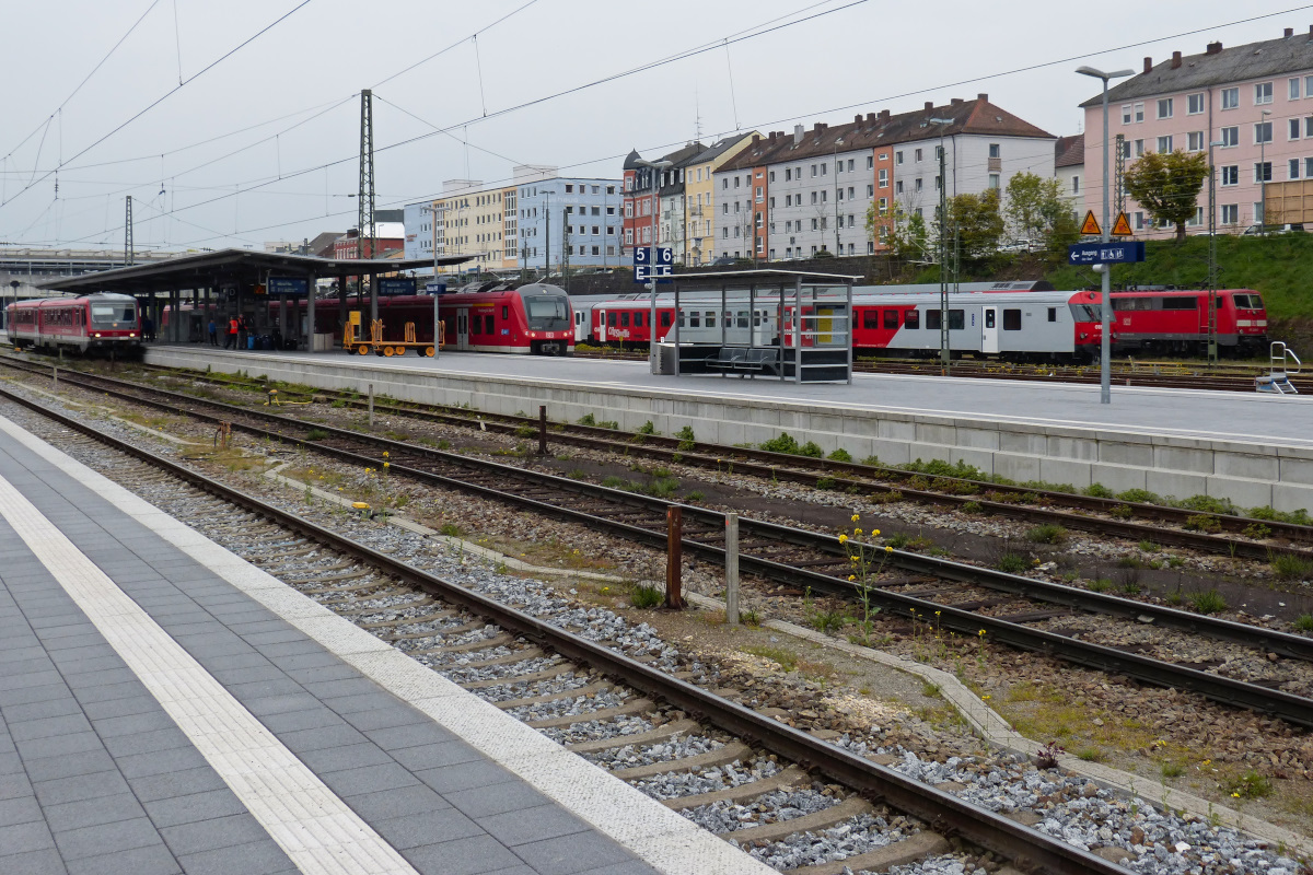 Überblick über den Bahnhof Passau mit verschiedensten Fahrzeugen. 23.04.2016