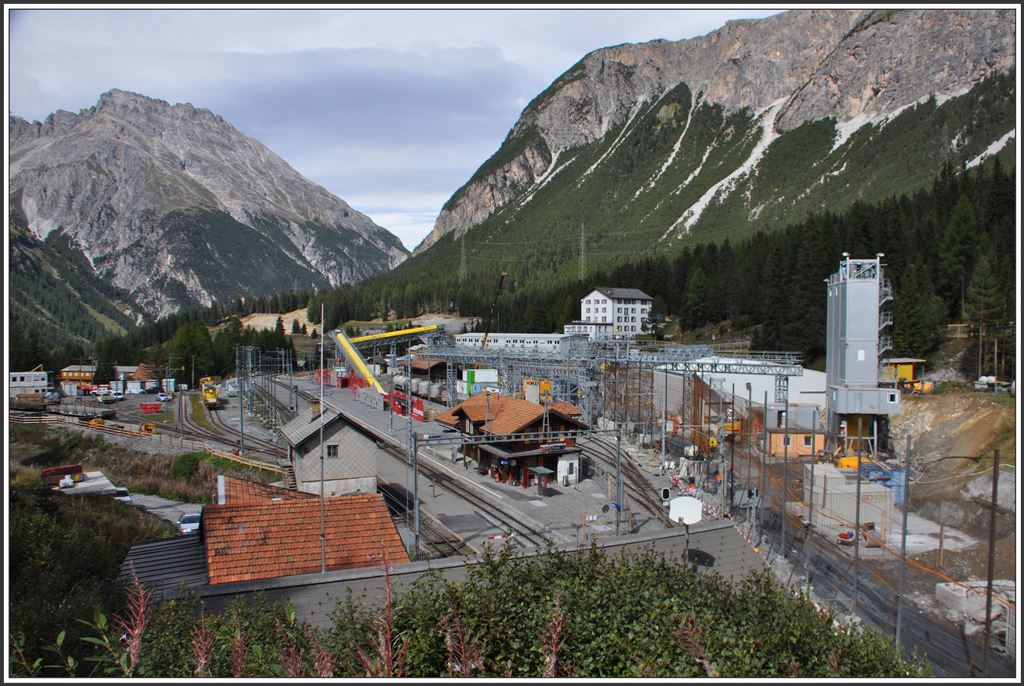Überblick über den Bahnhof Preda mit dem Baubahnhof rechts des Stationsgebäudes, den beiden Durchfahrgeleisen und links den Abstellgeleisen. (15.09.2015)