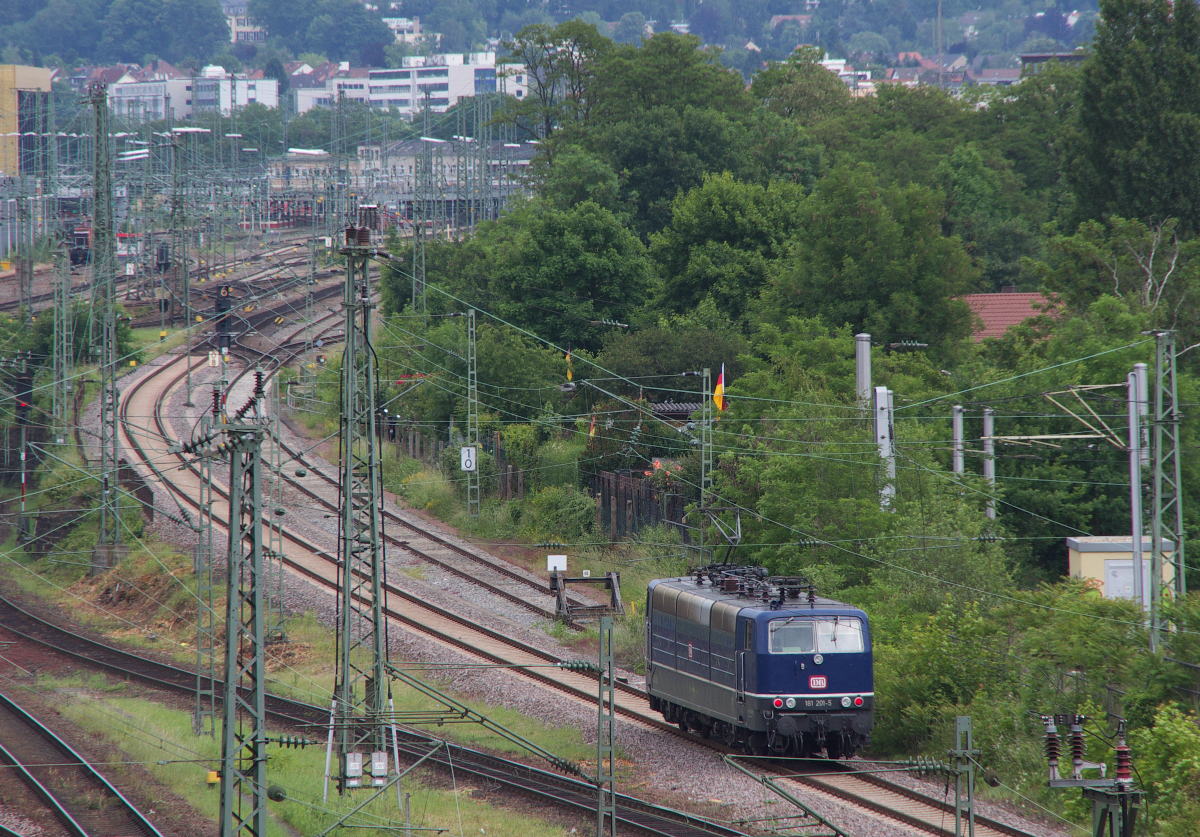 Überblick - Von der Josefsbrücke in Saarbrücken Malstatt hat man einen schönen Überblick auf die Nordwestausfahrt des Hauptbahnhof Saarbrücken. Viele Details kann man entdecken, Vieles kann man aber nur noch erahnen.
Im Hintergrund erkennt man die Anlagen des Hauptbahnhof Saarbrücken. 181 201-5 kommt aus Forbach und erreicht gleich Saarbrücken Hbf. 03.06.2014