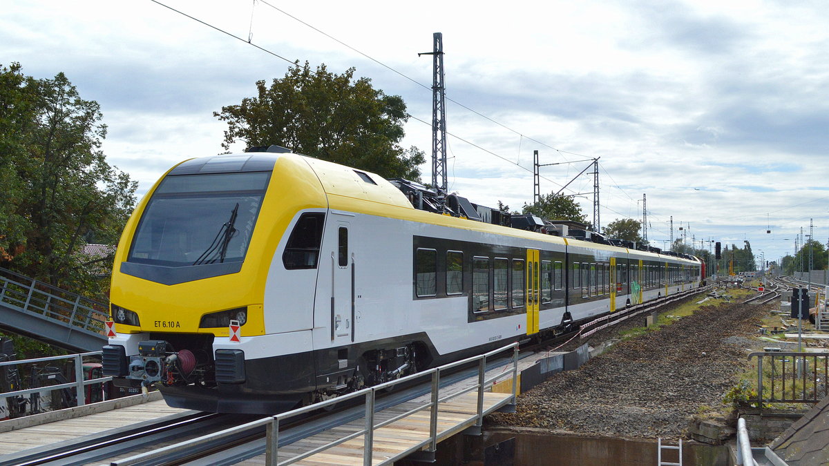 Überführung des  sechsteiligen FLIRT³ EMU für die Go-Ahead Baden-Württemberg GmbH mit der Front-Nr. ET 6.10 A Mittags über Berlin Karow kommend vom Stadler Werk Berlin Pankow (Wilhelmsruh). 